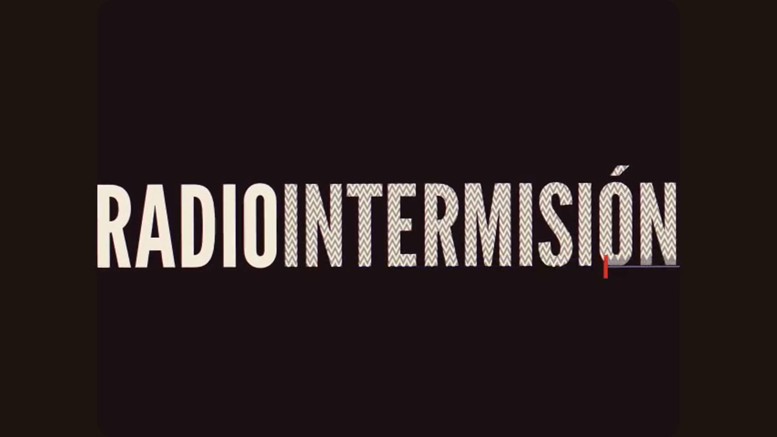 El título se teje en la banda del dial: RADIO a la izquierda, INTERMISIÓN entrando a pasadas.